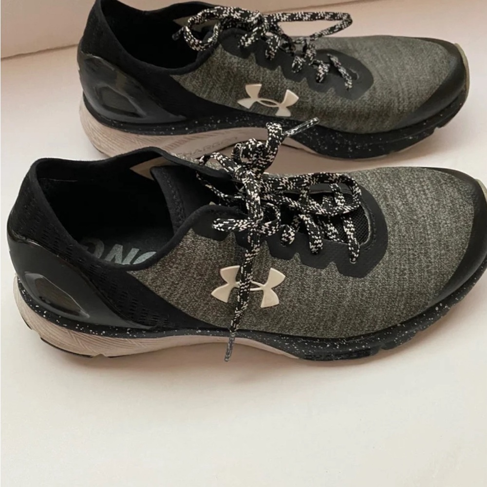 Women’s Under Armor Charged Escape size 7.5 in great condition.